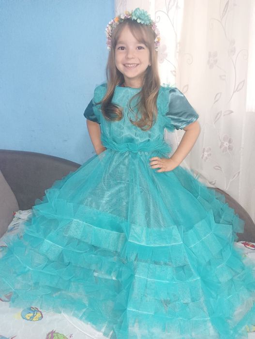 Vand sau schimb rochie de 5-6 ani