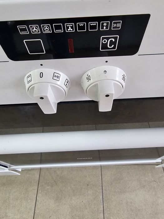 Свободностояща печка с керамичени котлони Siemens HC722210U A+ 70L