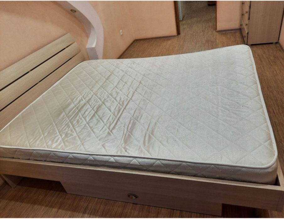 Продам кровать, комод.