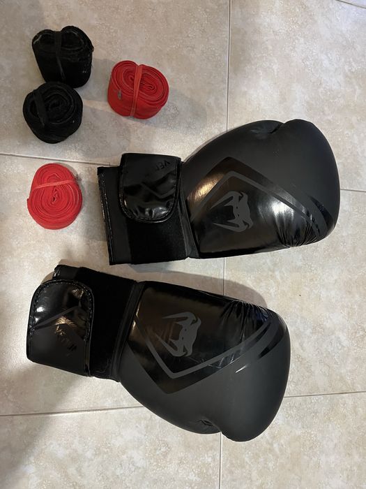 Боксови ръкавици venum с 2 броя бинтове