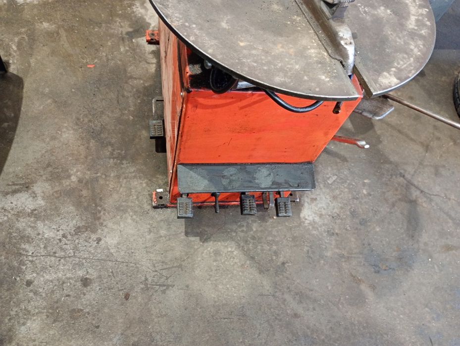 Италиянска машина за монтаж на гуми