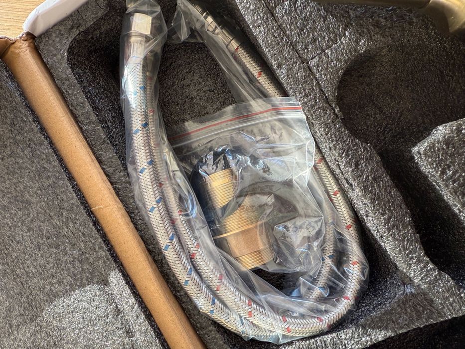 Смесител в цвят “Старо злато”