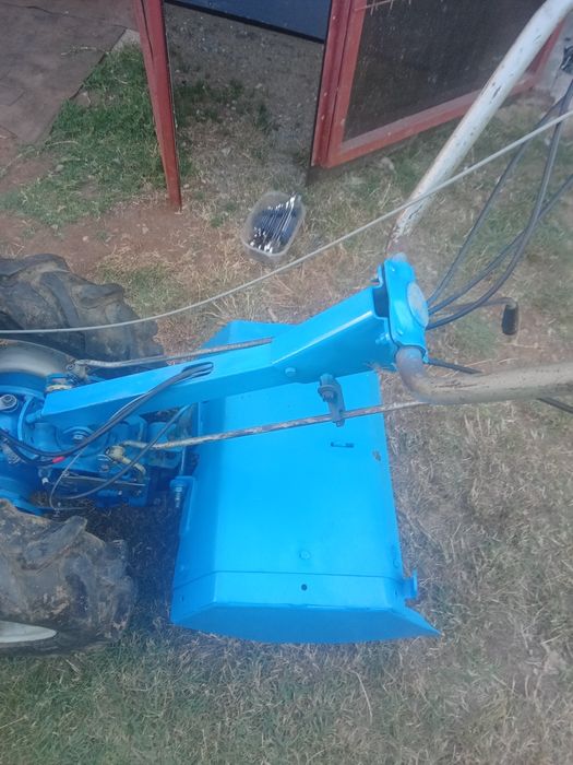 Doua motocultoare unul agria ,altul bcs705.