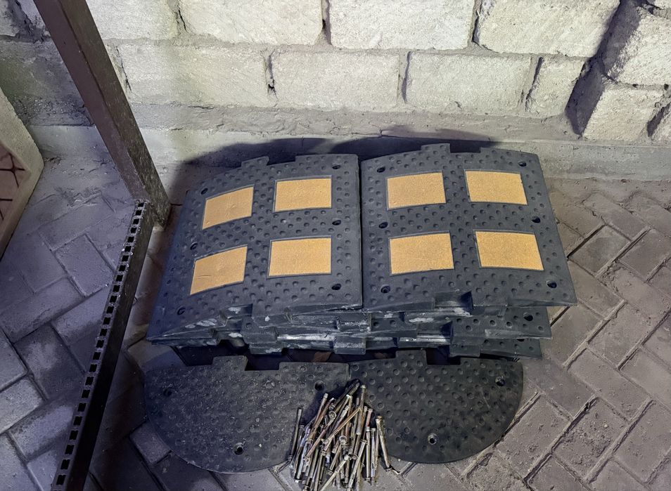 Лежачий полицейский.(исскусственные дорожные неровности)