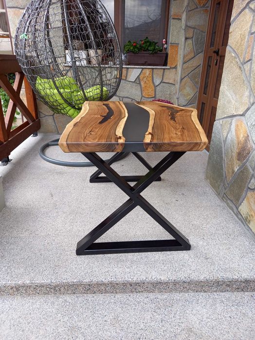 Масивна  маса от епоксидна смола и орех