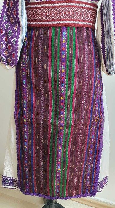 Costum popular (ie/camasa cu poale, catrinte/fote/sorturi/zadii, brau)