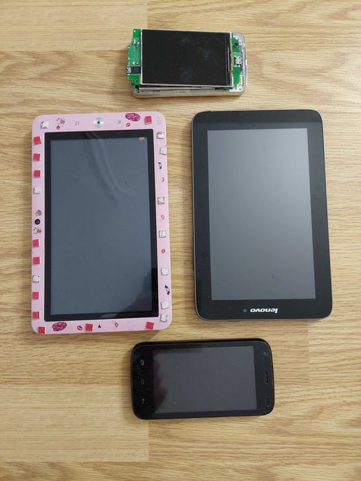 Doua tablete si doua telefoane pentru piese
Lenovo Kiros E-Boda  Acer