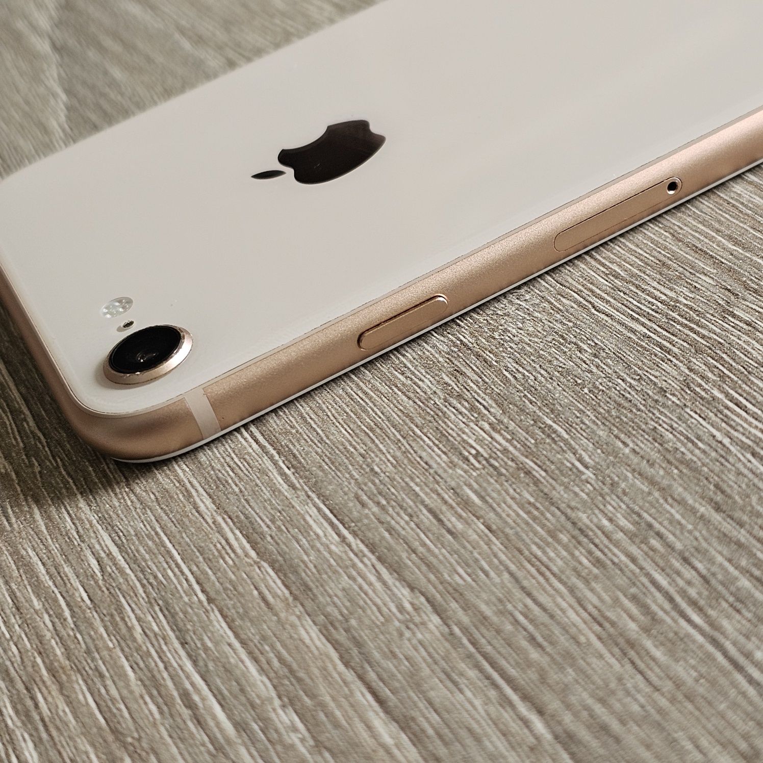 Apple iPhone 8 - перфектен