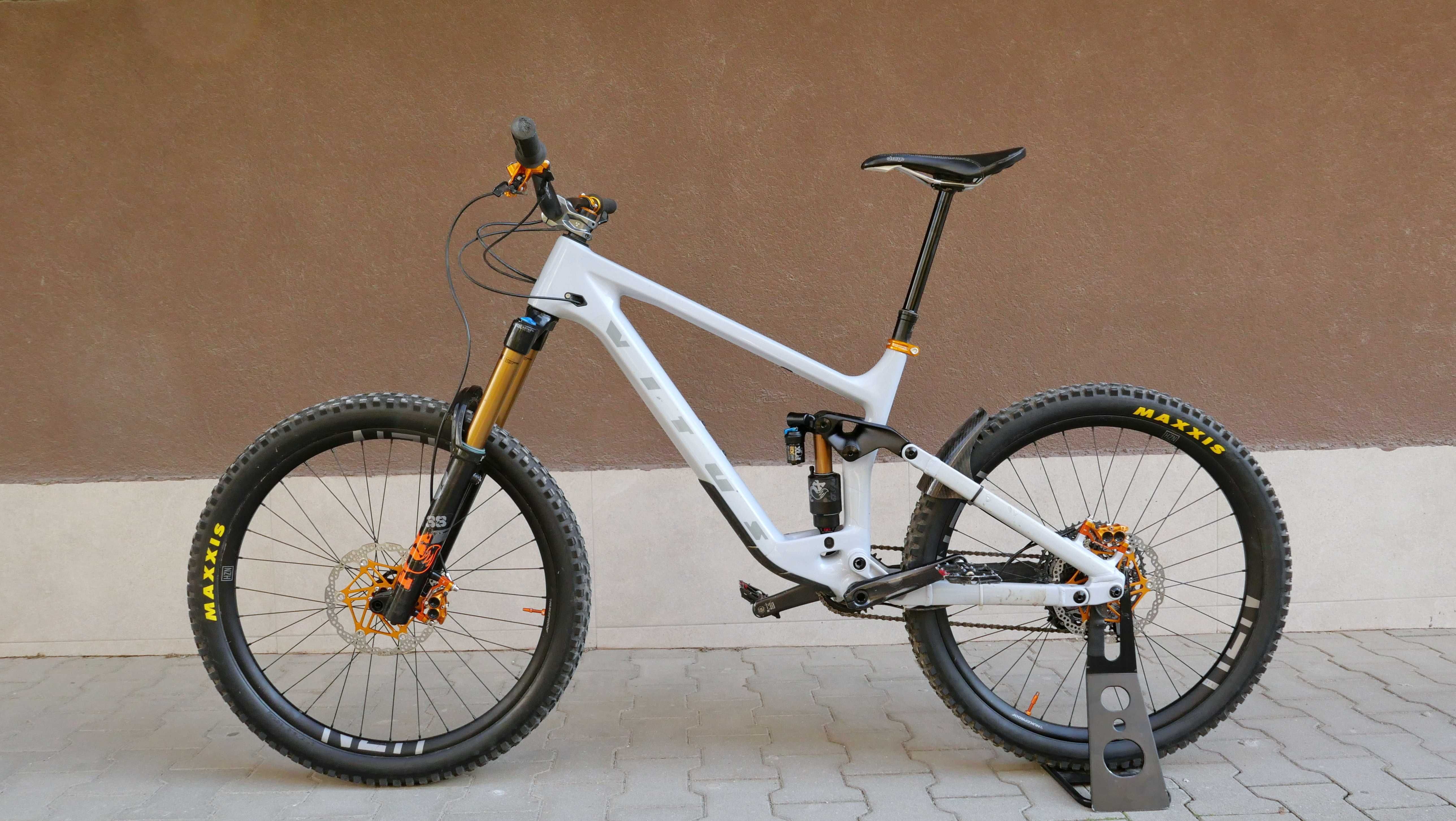Vitus Sommet, 27.5 L, T700 карбон, FOX 38 Factroy, 170 ход, 1x 12 XTR
