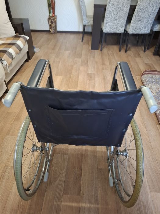 Коляска для перевозки больного.