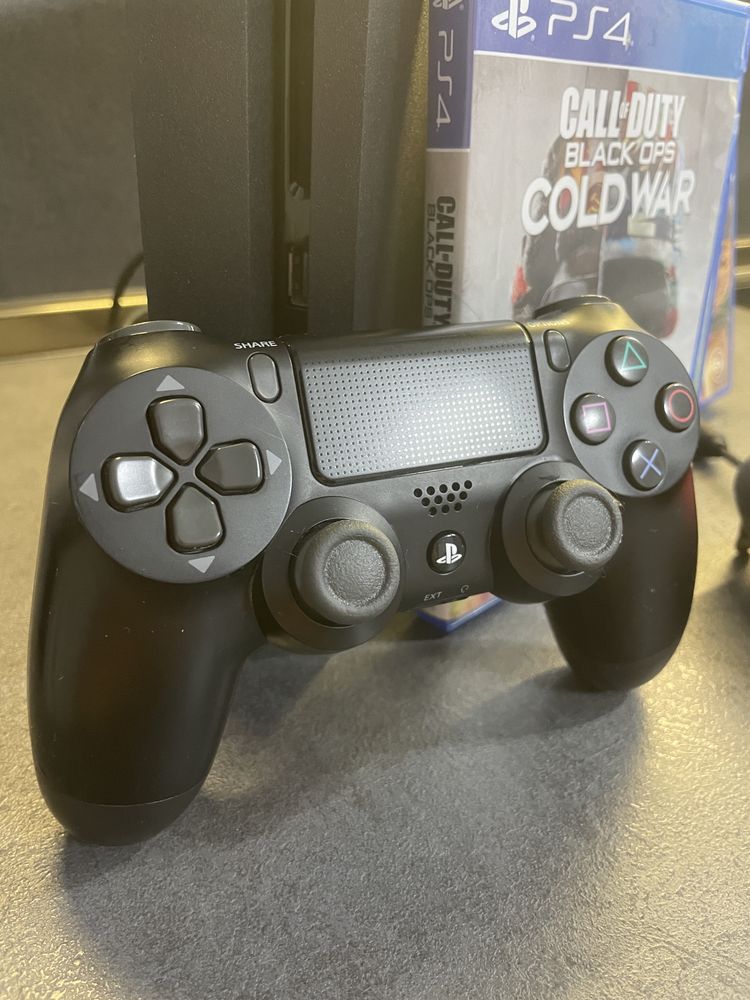 PLAYSTATION 4 slim 1TB - 2 контролера + 2 игри