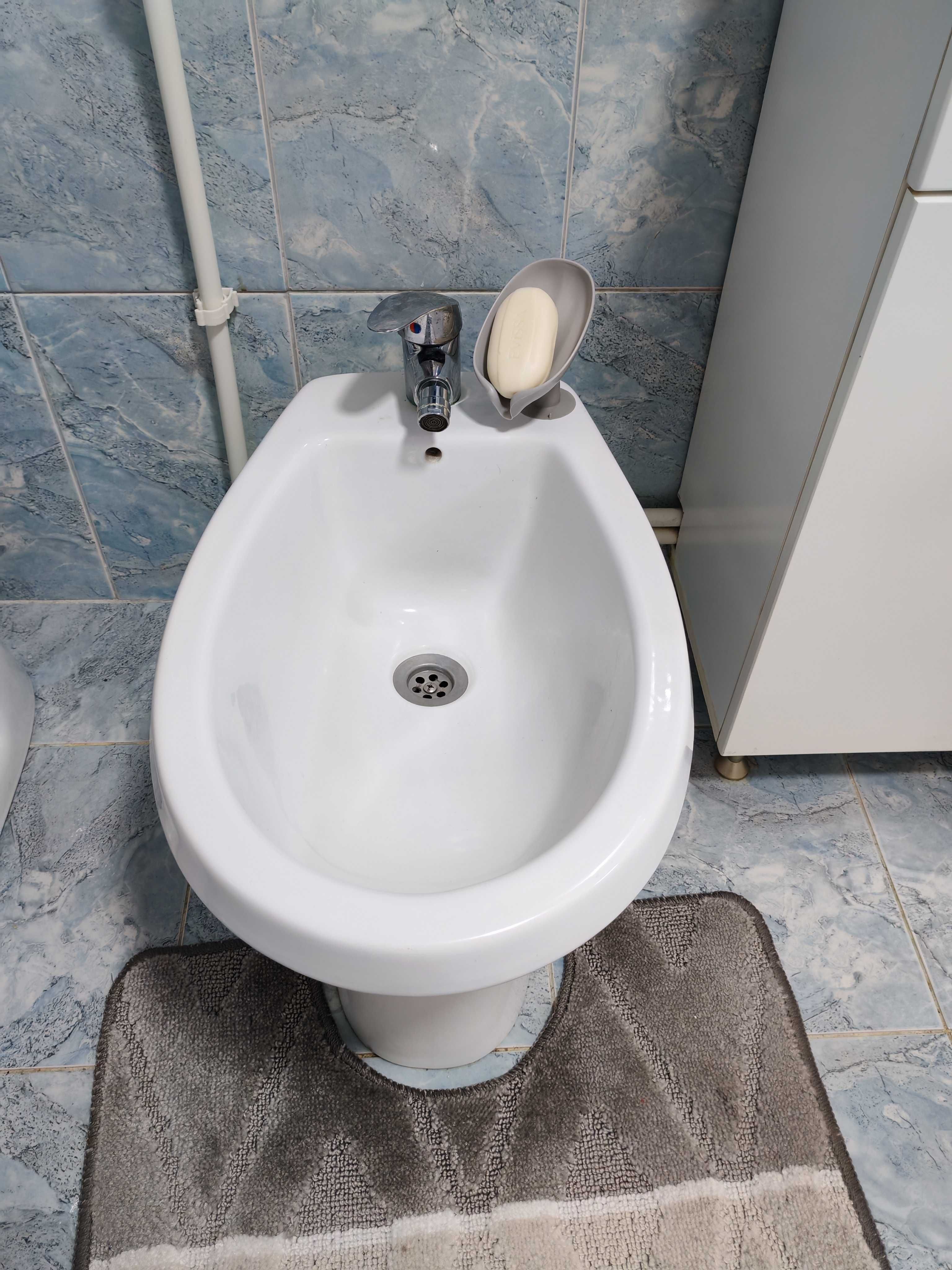 Cadă de baie, chiuveta cu oglinda inclusa, bideu și wc-ul
