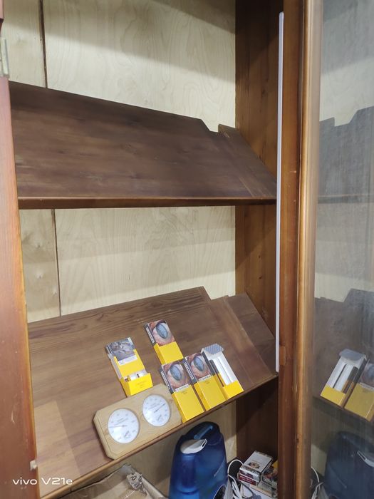 Продаю большую деревянную витрину Ранее использовалась как