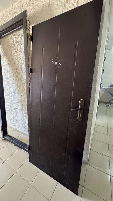 Дверь железная коричневого цвета 90см