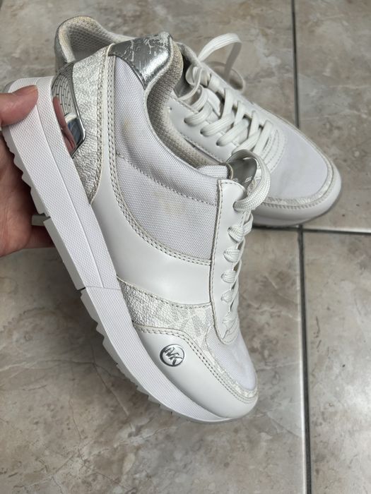 Продам кроссовки оригинал МК 35 размер