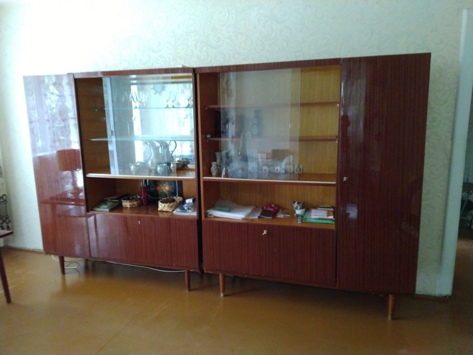 Сервант,книжный шкаф,стол,стулья,журнальный столик