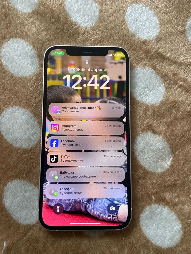 Продам IPhone 12 в хорошем  состояний кроме заднего стекла
