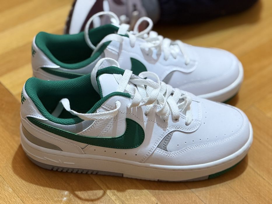 Adidasi nike noi