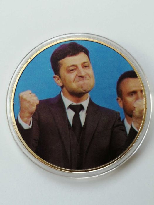 Сувенирни плакети с лика на Володимир Зеленски