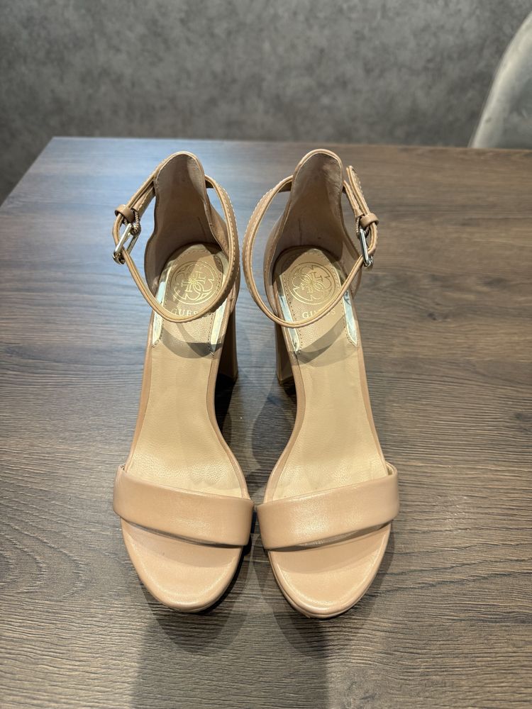Кожени обувки GUESS на тока 9,5 см, 35 р