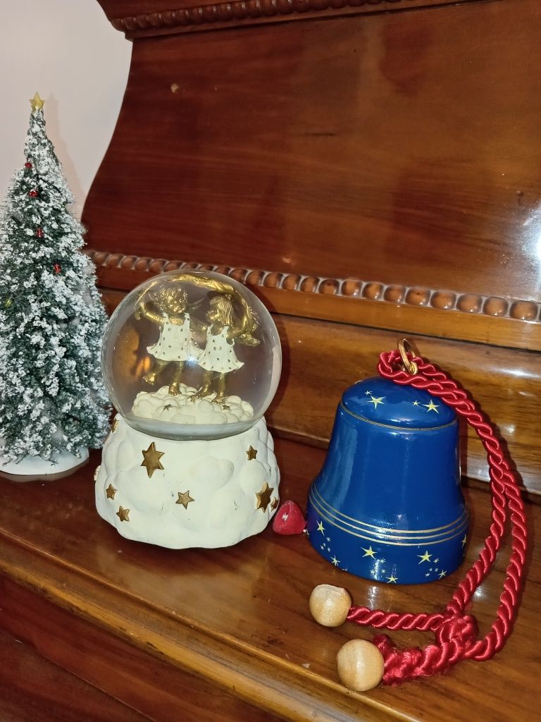 Cutiutemuzicala vintage în formă de clopot de culoare albastra