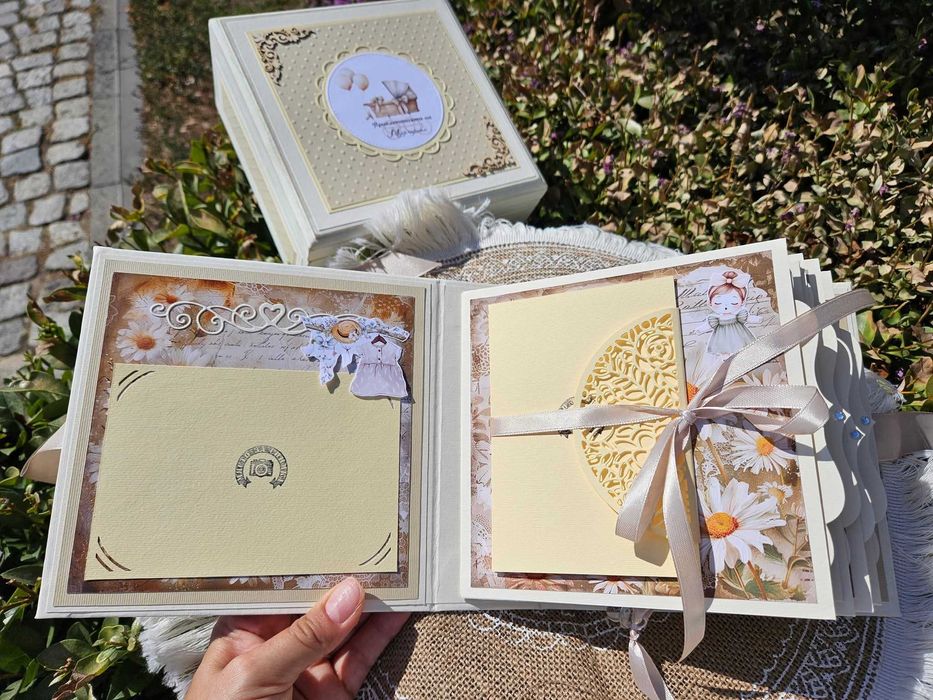 Албумче за новородено момиченце.