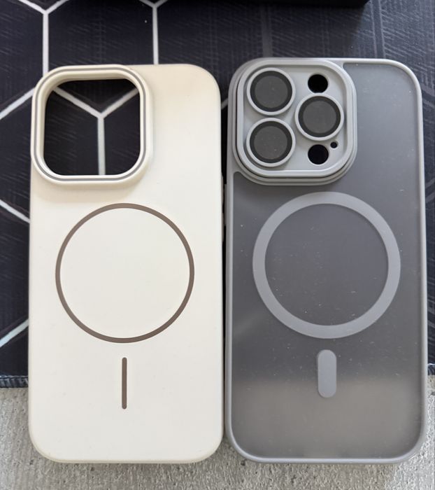 Vând două huse pentru iphone 16 pro noi