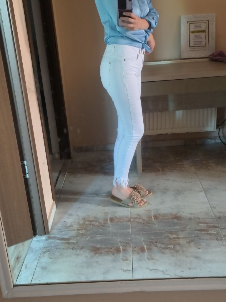 Pantaloni de blugi albi de dama marimea S spre XS