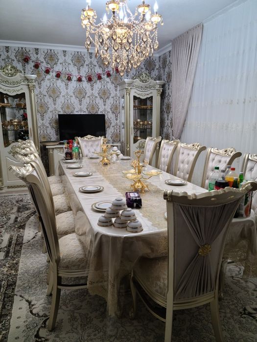 Стол, стул для гостинной