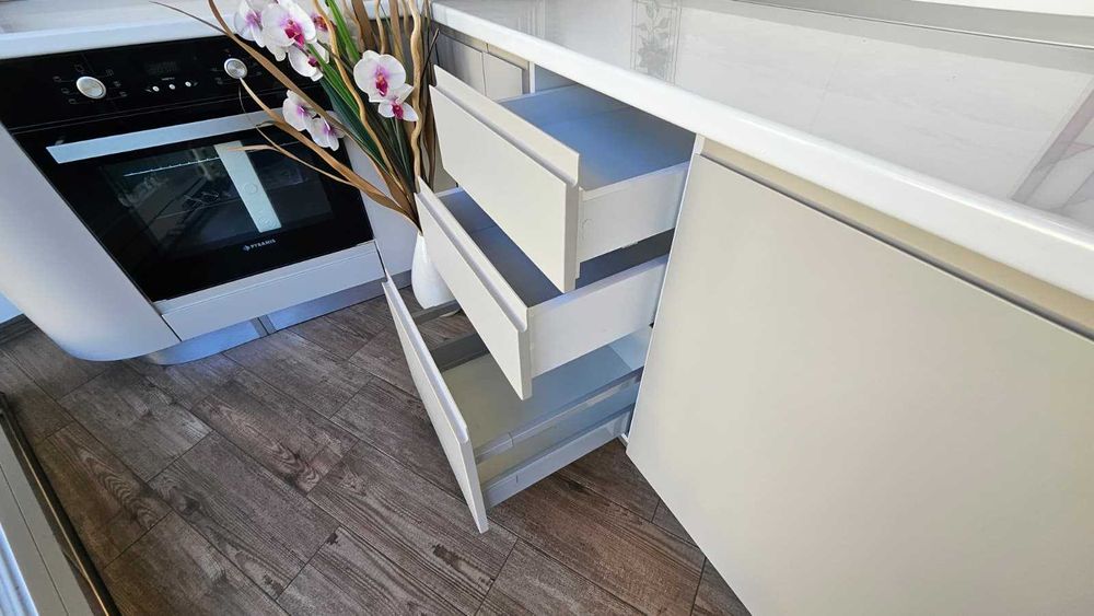 Mobila Bucatarie curbata din MDF vopsit L 2.40 ml /1.80 ml - 2000 euro