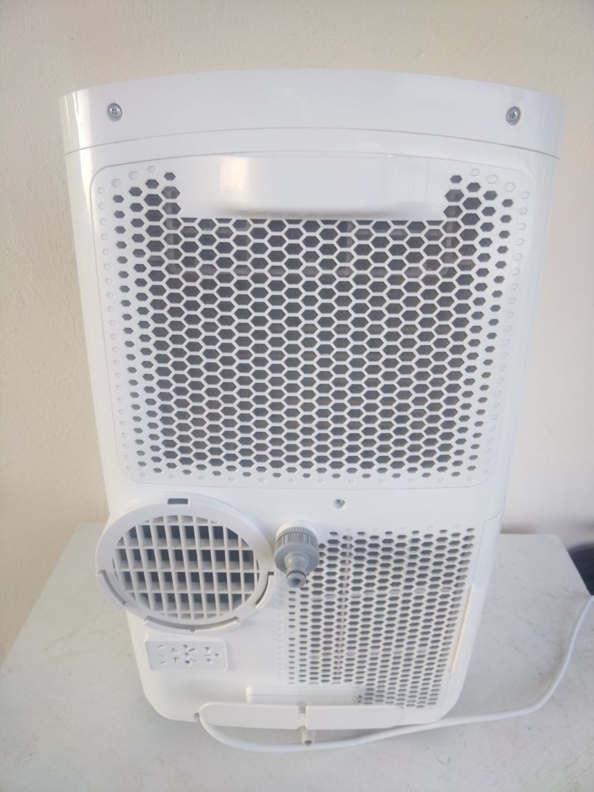 Мобилен климатик COMFEE 9000BTU 1015w
за охлаждане и 
7000