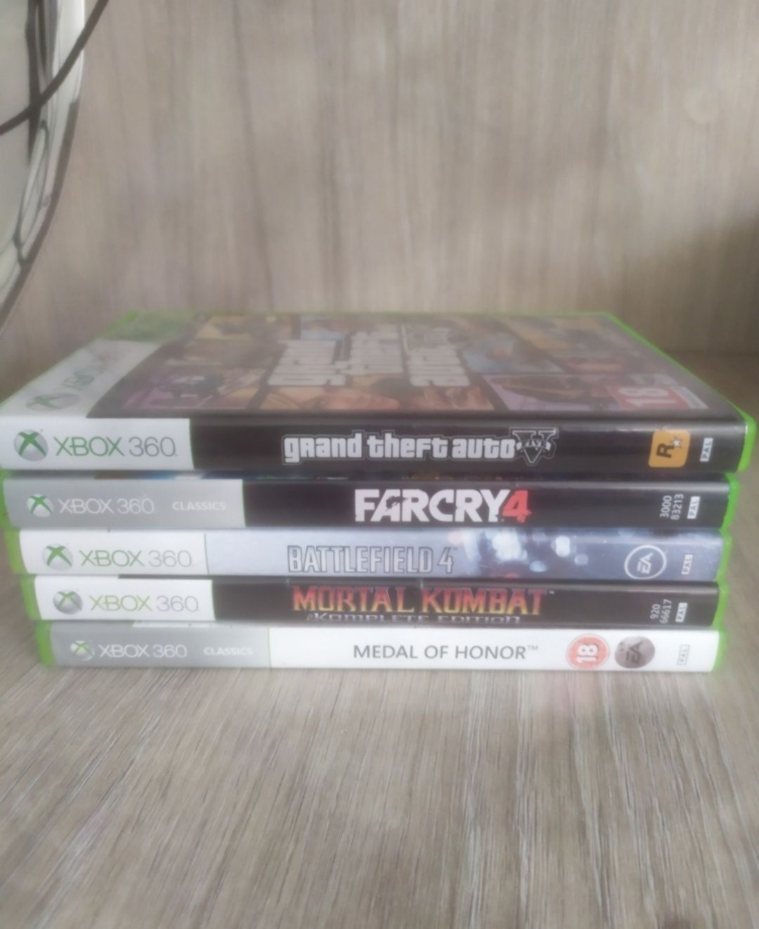Xbox 360 cu 2 manete +3 jocuri