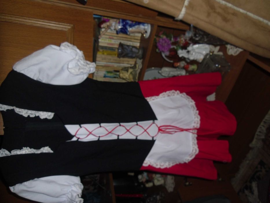 Rochita port popular ,fetite