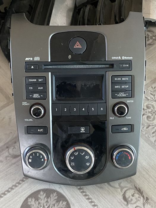 Спидометры магнитафоны ручки общивки замки стиклопотёмники  киа хюндай