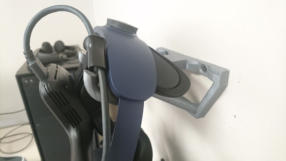 HTC Vive Pro комплект + 3 контролера + стойки за хедсета и контролери