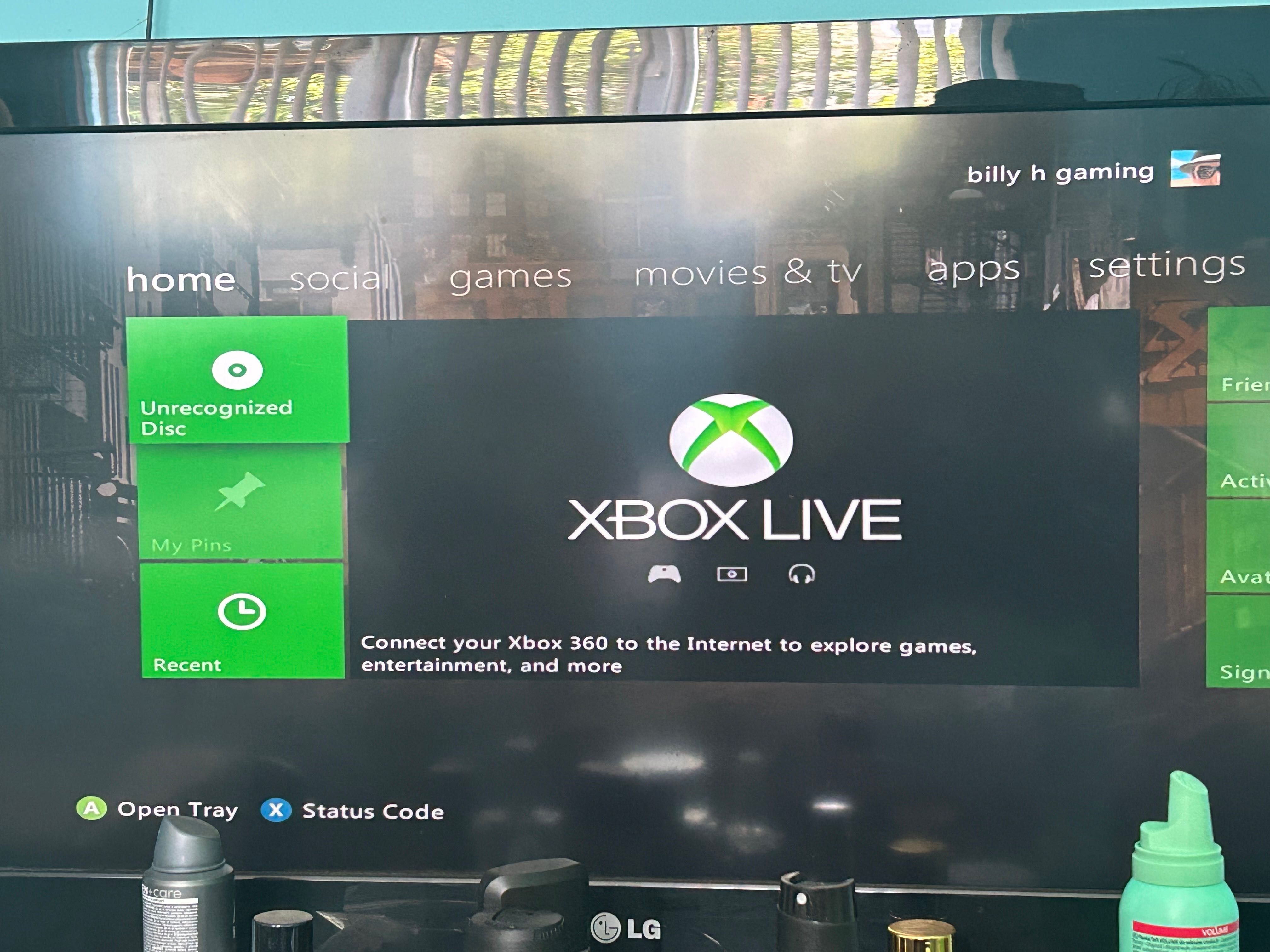 Xbox360 със един джойстик и 14 игри