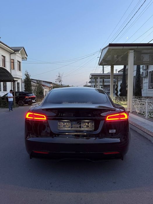 Tesla s 2.1 sekund 100 ga