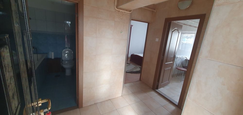Persoana fizica închiriez apartament 2 camere Decomandat Centru-  Hala