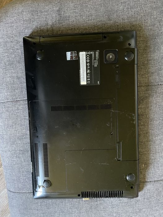 Vând laptop Samsung NP550P5C – 8GB RAM, 1TB HDD, Windows 10