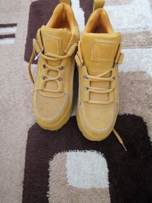 Vând adidași mărimea 38