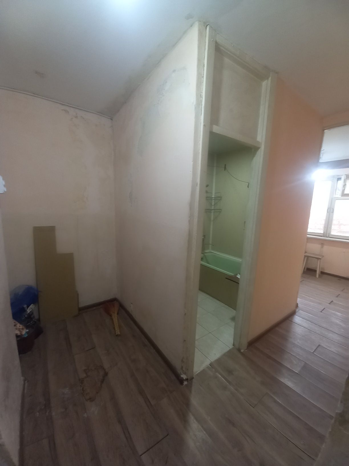 Продаётся 1 ком кв в чирчике 1 этаж в аранче не далеко от дороги