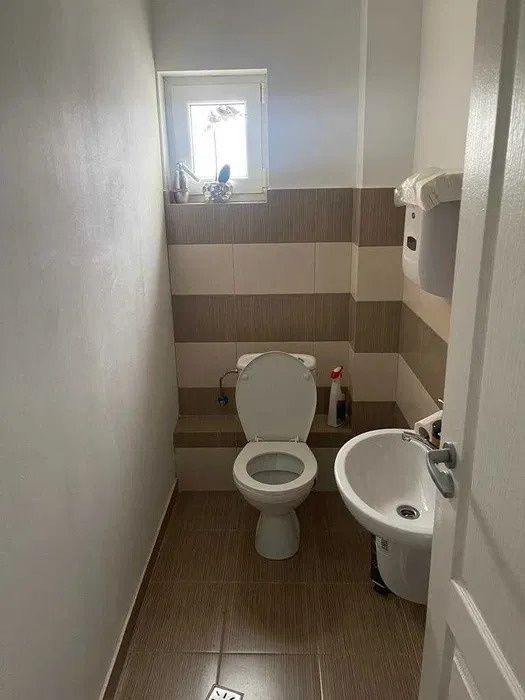 Dau in chirie spatiu comercial autorizat inclusiv pt. activitati  med.