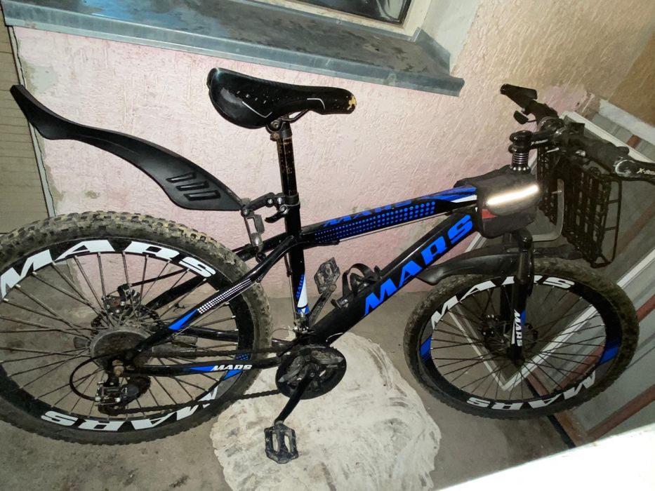 Велосипед және коляаска бар