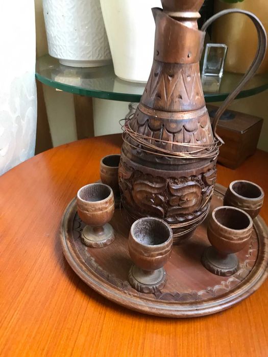 Продавам дървен сервиз с дърворезба  за ракия