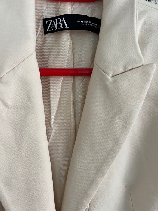 Бежево палто от зара