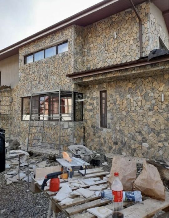 Piatra naturala diferite nuante si dimensiuni