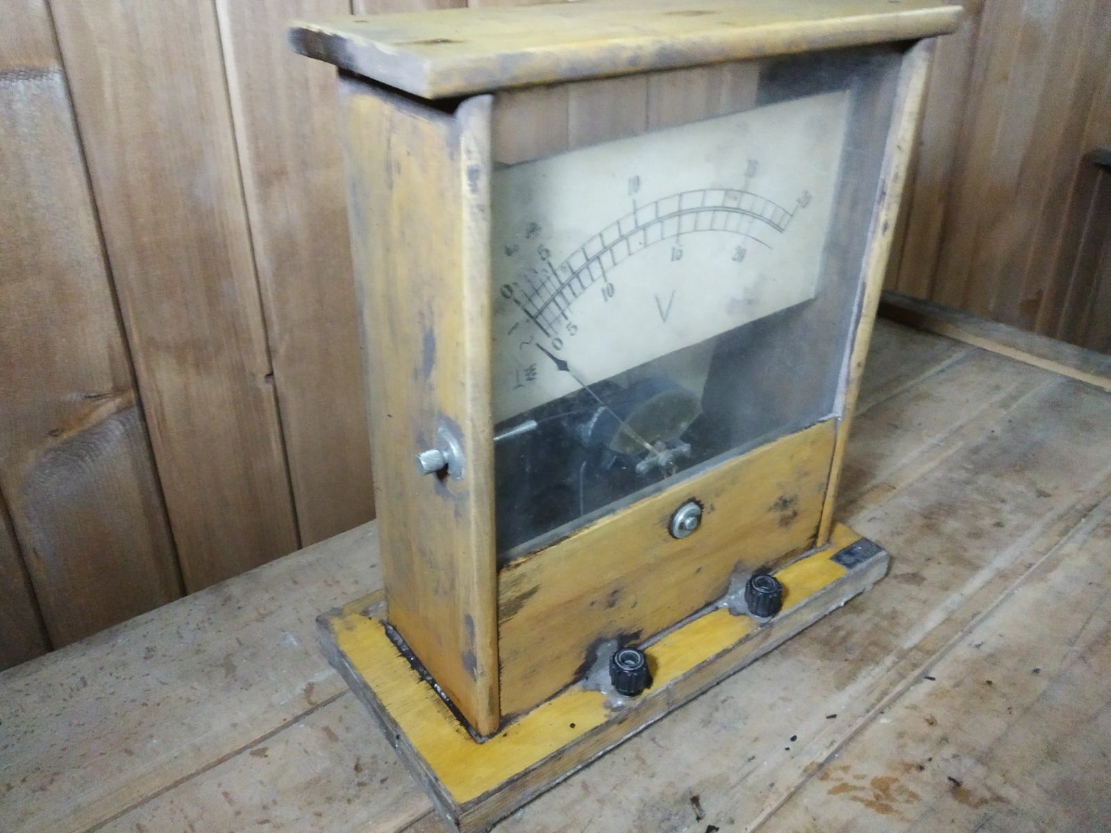 Стар дървен уред за измерване на напрежение. Антика