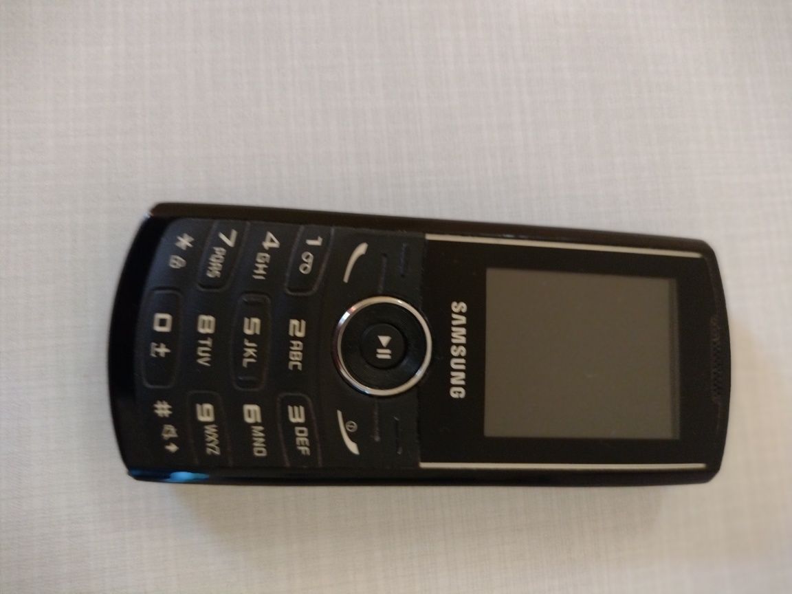 telefon Nokia 130 și Samsung