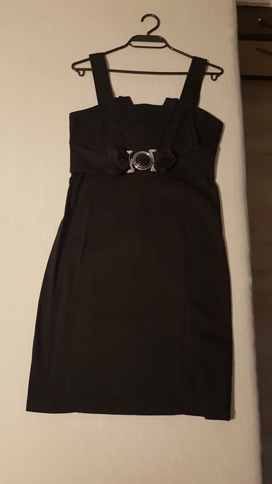 Черна рокля, с коланче.