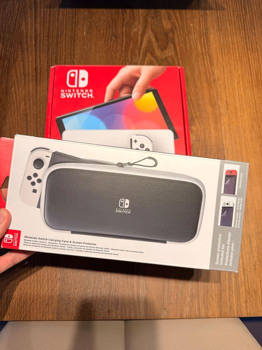Nintendo Switch + Accesorii - Stare Excelentă
Nintendo Switch 15h